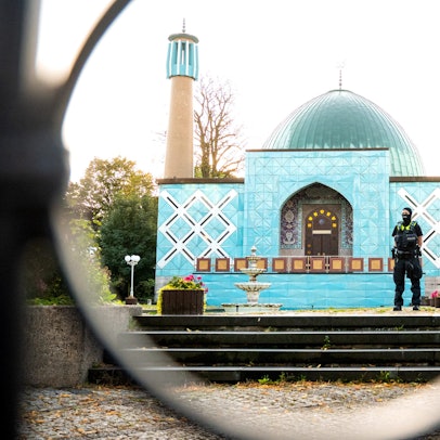 Einsatzkräfte der Polizei stehen während einer Razzia auf dem Gelände vom Islamischen Zentrum Hamburg (IZH) mit der Imam Ali Moschee (Blaue Moschee) an der Außenalster.