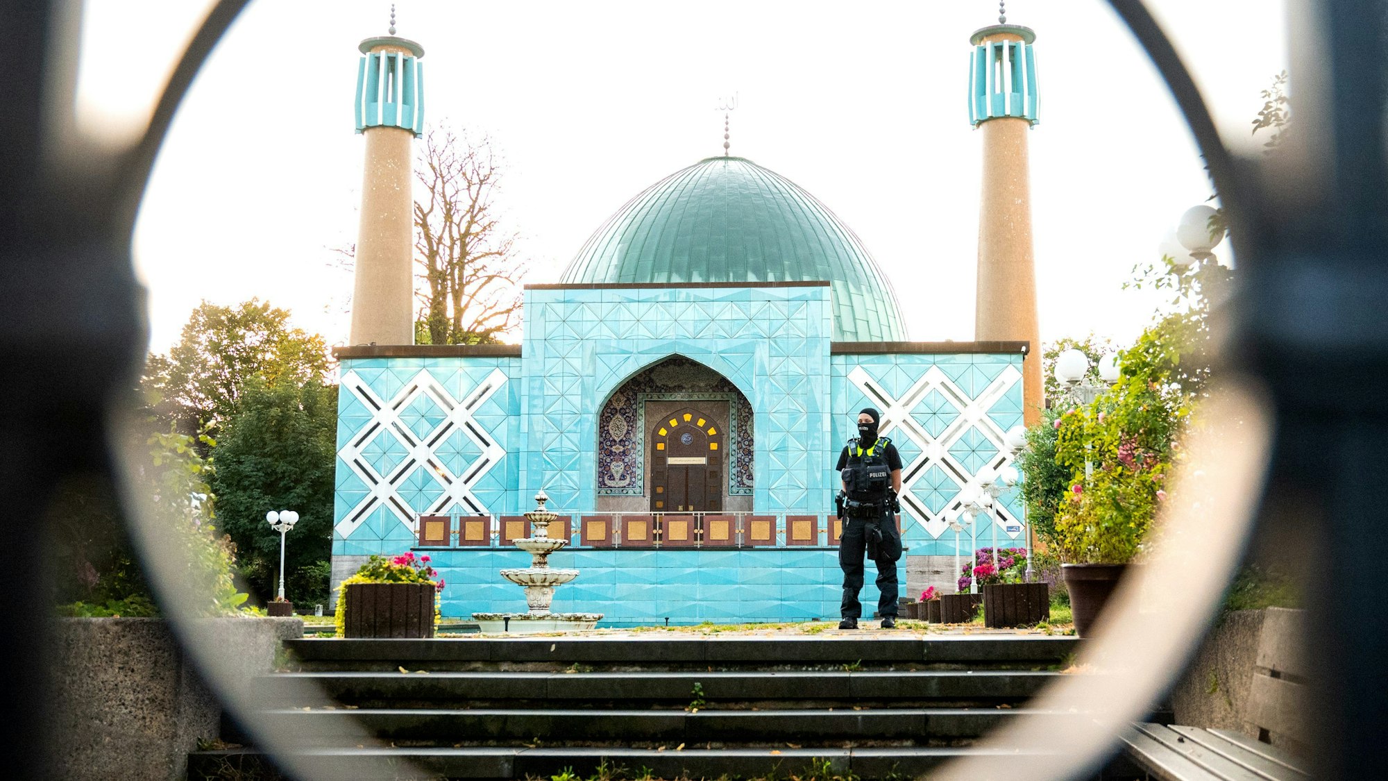 Einsatzkräfte der Polizei stehen während einer Razzia auf dem Gelände vom Islamischen Zentrum Hamburg (IZH) mit der Imam Ali Moschee (Blaue Moschee) an der Außenalster.