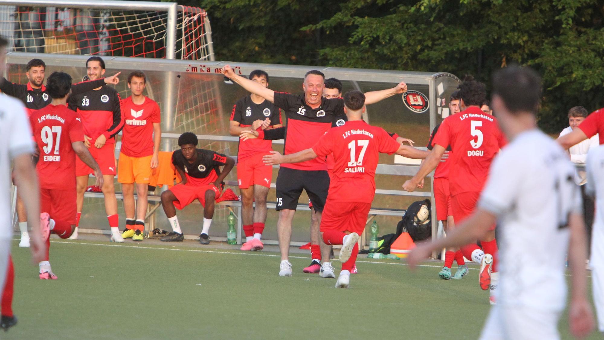 Leonit Saliuki hat soeben das 1:0 erzielt und freut sich mit Torwart-Trainer Ali Habiboglu, der den in Urlaub verweilenden Niederkasseler Coach Bülent Basar vertrat.