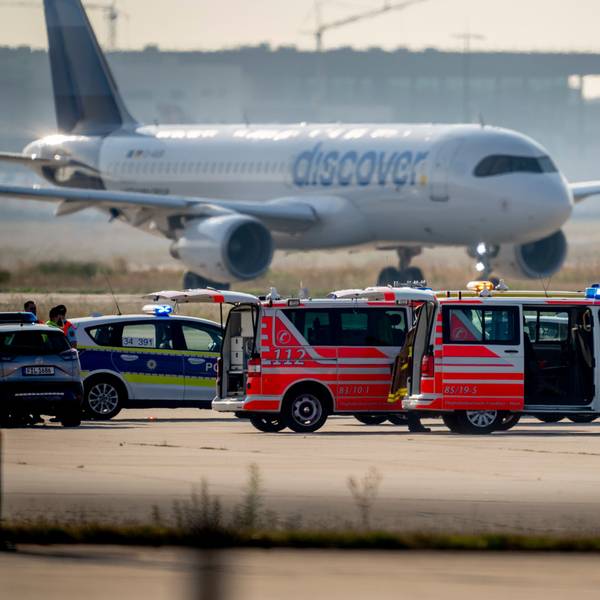 Feuerwehr-Fahrzeuge stehen auf dem Rollfeld in Frankfurt.