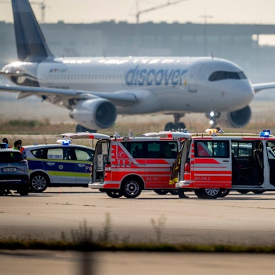 Feuerwehr-Fahrzeuge stehen auf dem Rollfeld in Frankfurt.