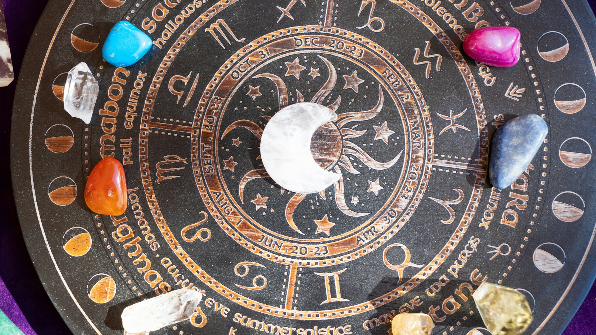 Edelsteine auf einer Tierkreiszeichen-Unterlage