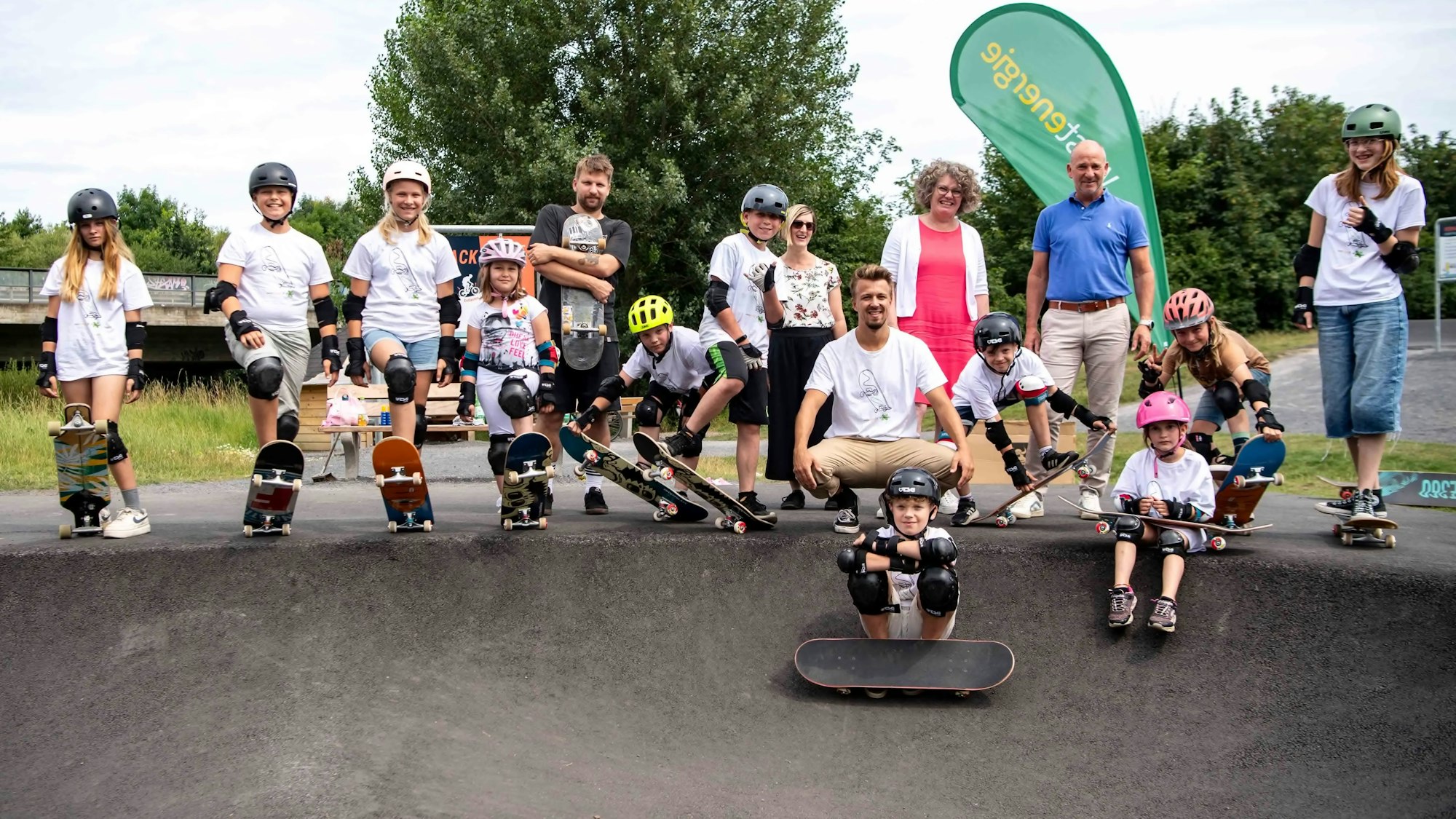 Das Bild zeigt die Gruppe Nachwuchsskater in Weilerswist. Auch die Trainer, Vertreterinnen der Gemeinde und der Vertreter des Sponsors stehen mit den Kindern zum Gruppenbild zusammen.
