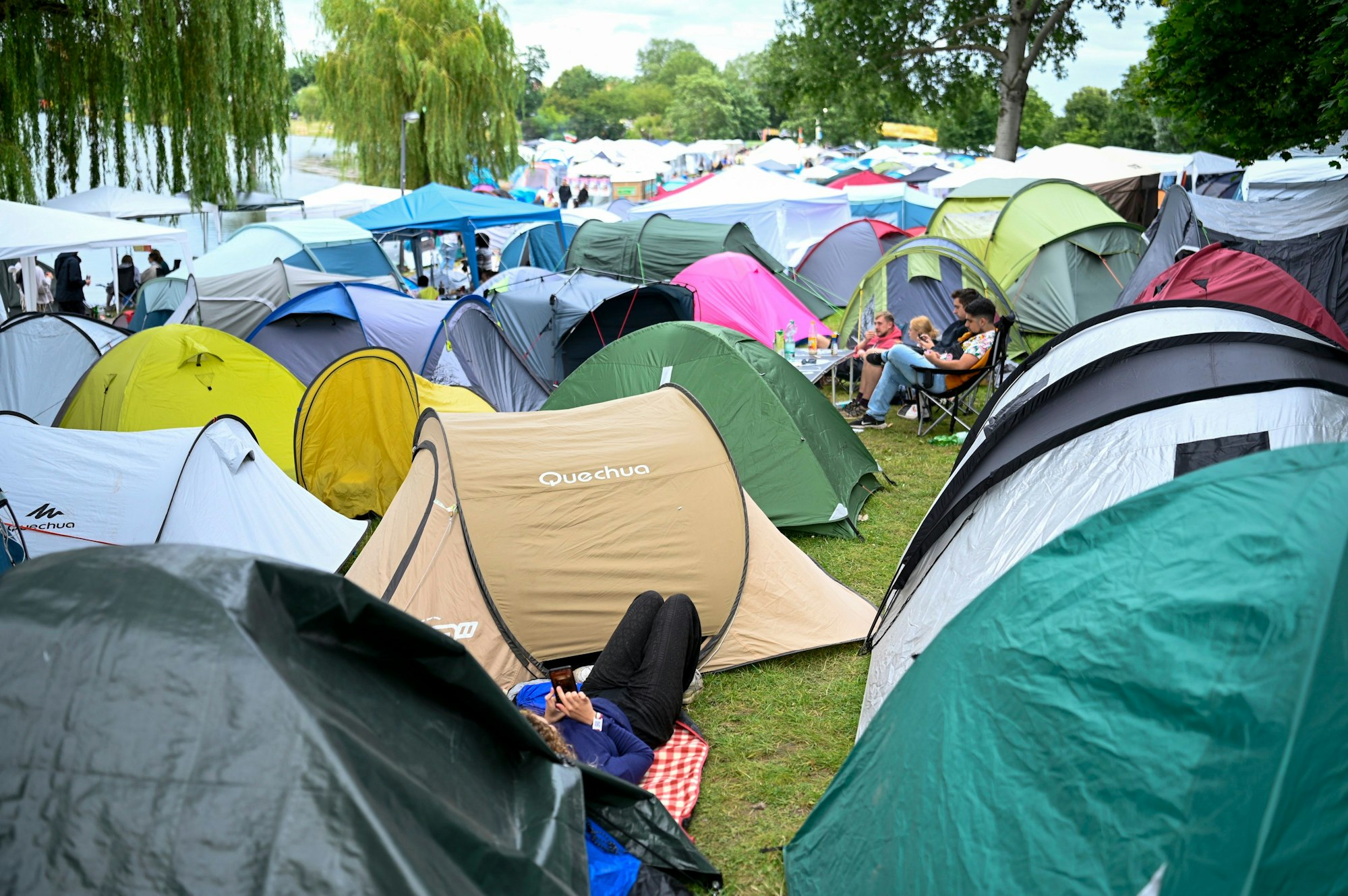Zelte stehen auf einer Wiese.