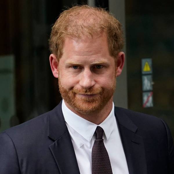 Prinz Harry verlässt den High Court in London, nachdem er ausgesagt hat.