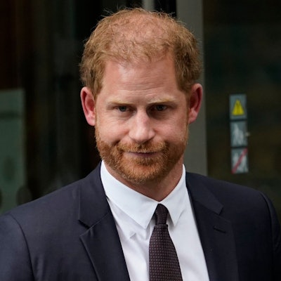 Prinz Harry verlässt den High Court in London, nachdem er ausgesagt hat.
