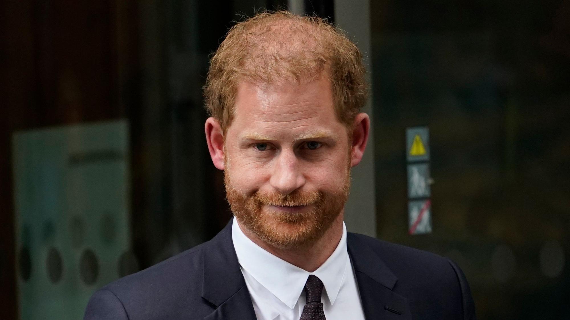 Prinz Harry verlässt den High Court in London, nachdem er ausgesagt hat.