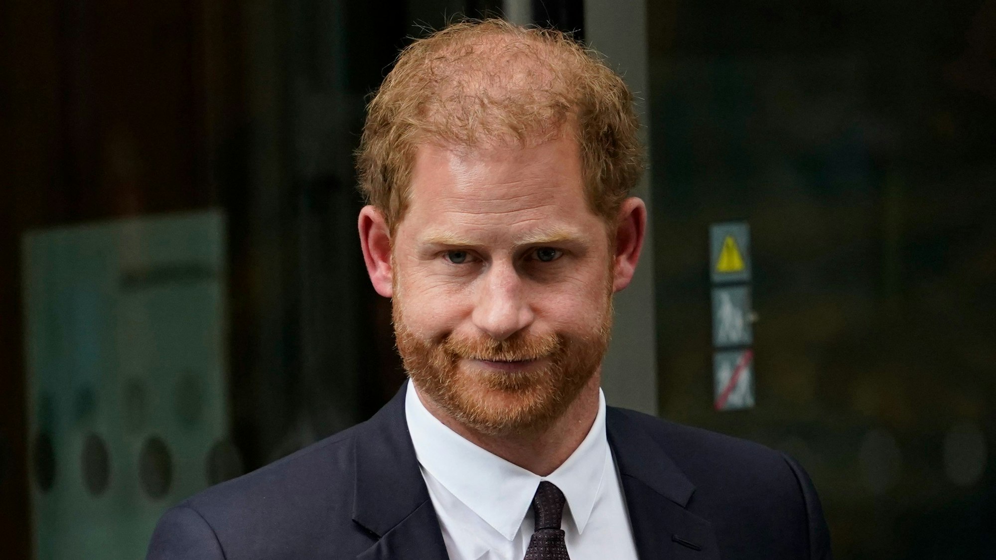 Prinz Harry verlässt den High Court in London, nachdem er ausgesagt hat.