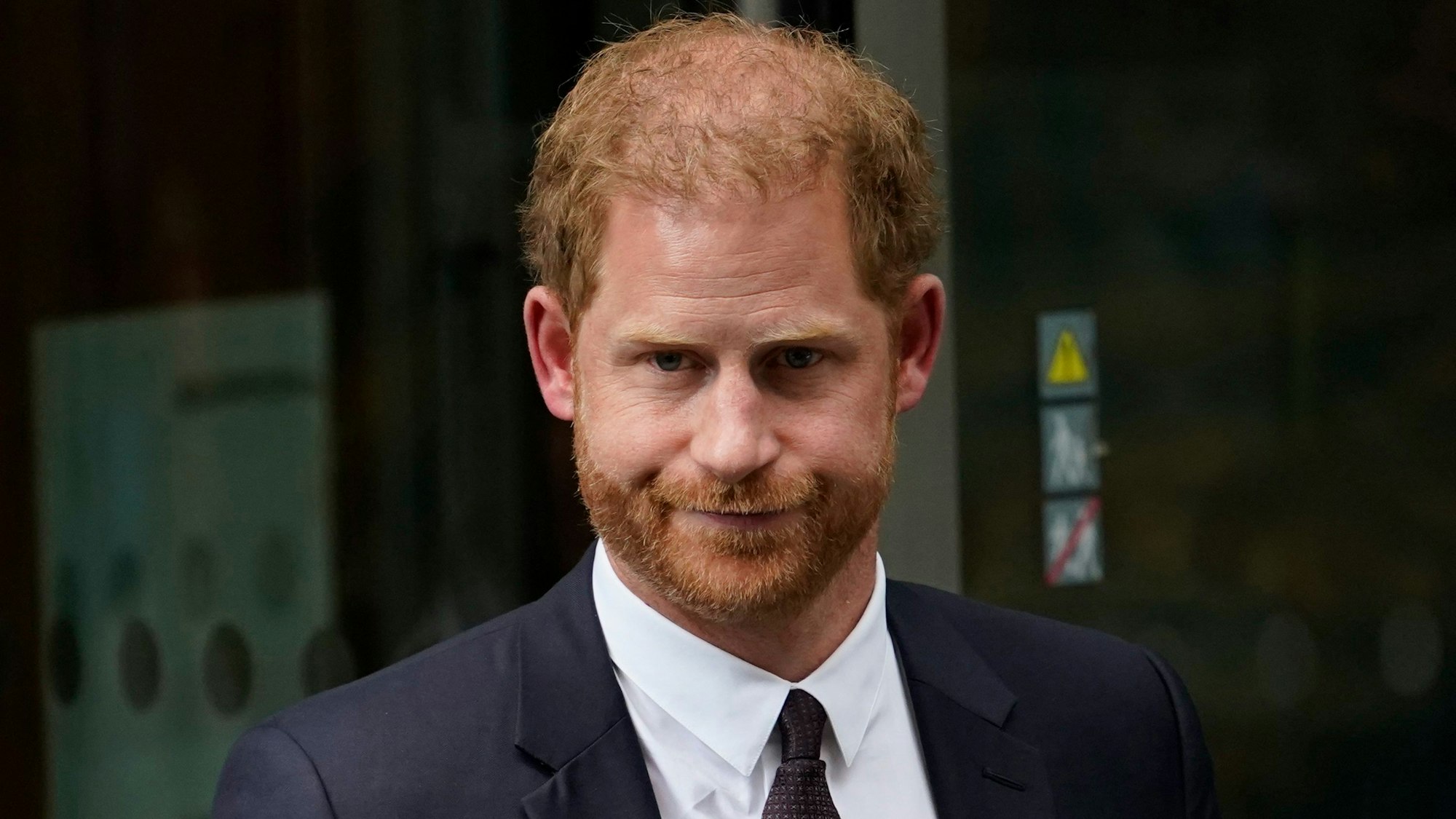 Prinz Harry verlässt den High Court in London, nachdem er ausgesagt hat.