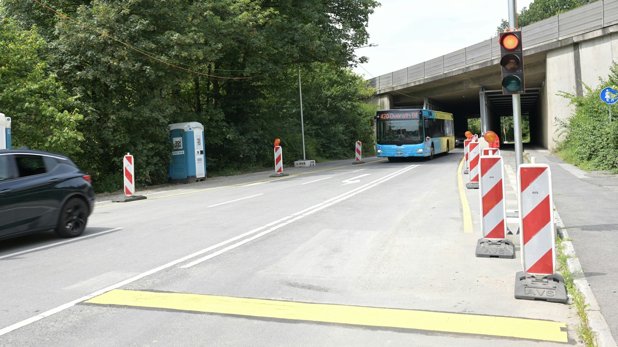 Unter der Brücke auf der L 136 fährt ein Bus.