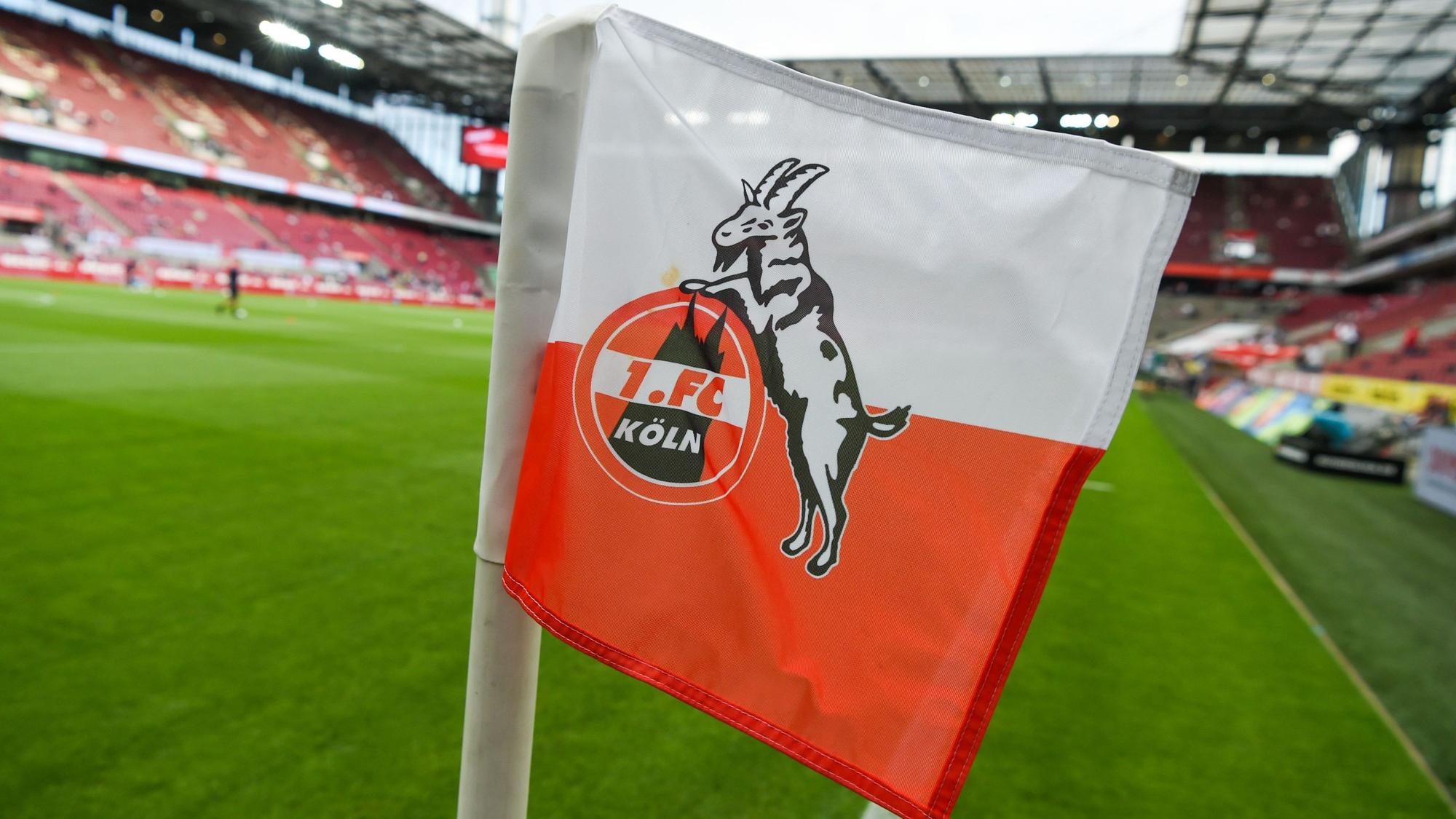 Eine Fahne mit FC-Logo steht im Stadion.