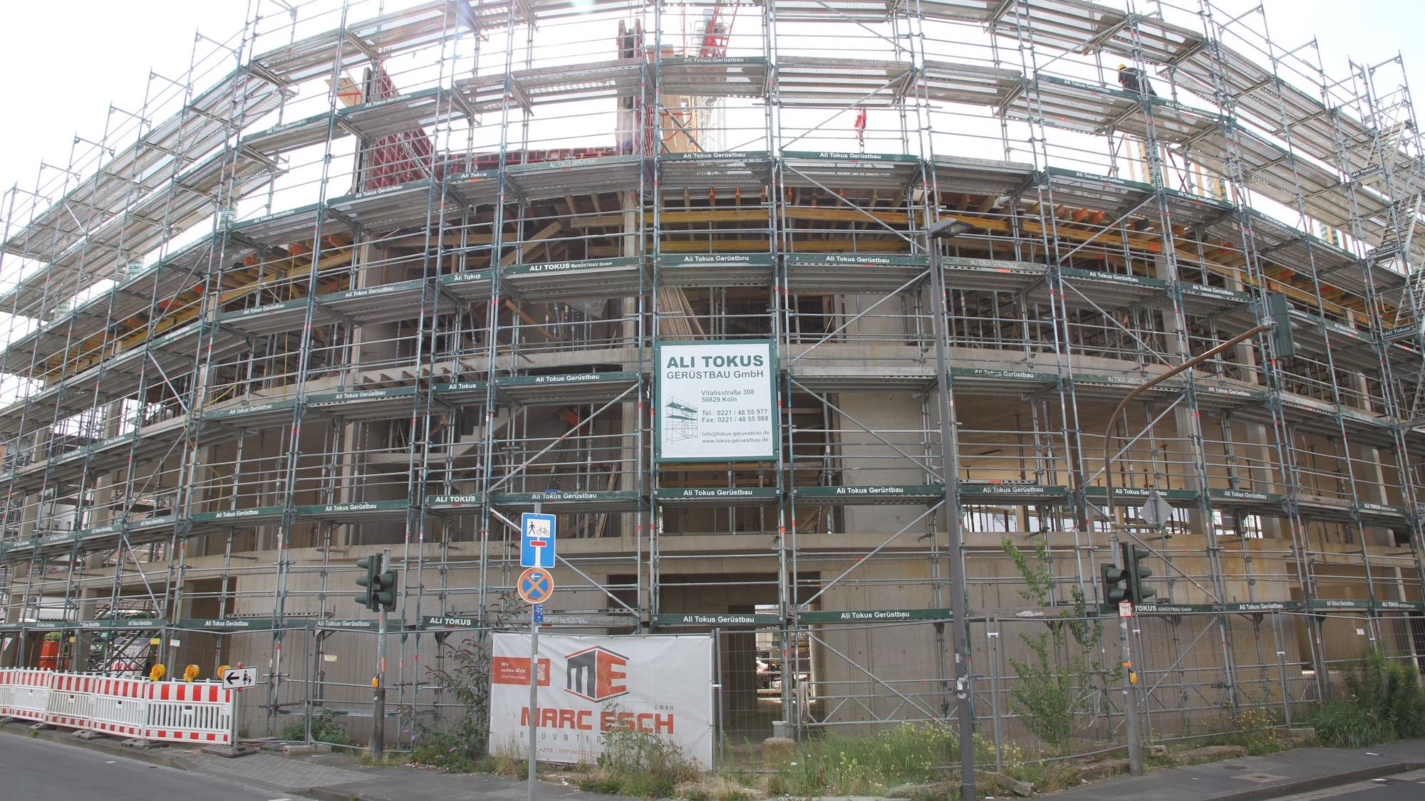 Eingerüstete Baustelle für ein Bürogebäude