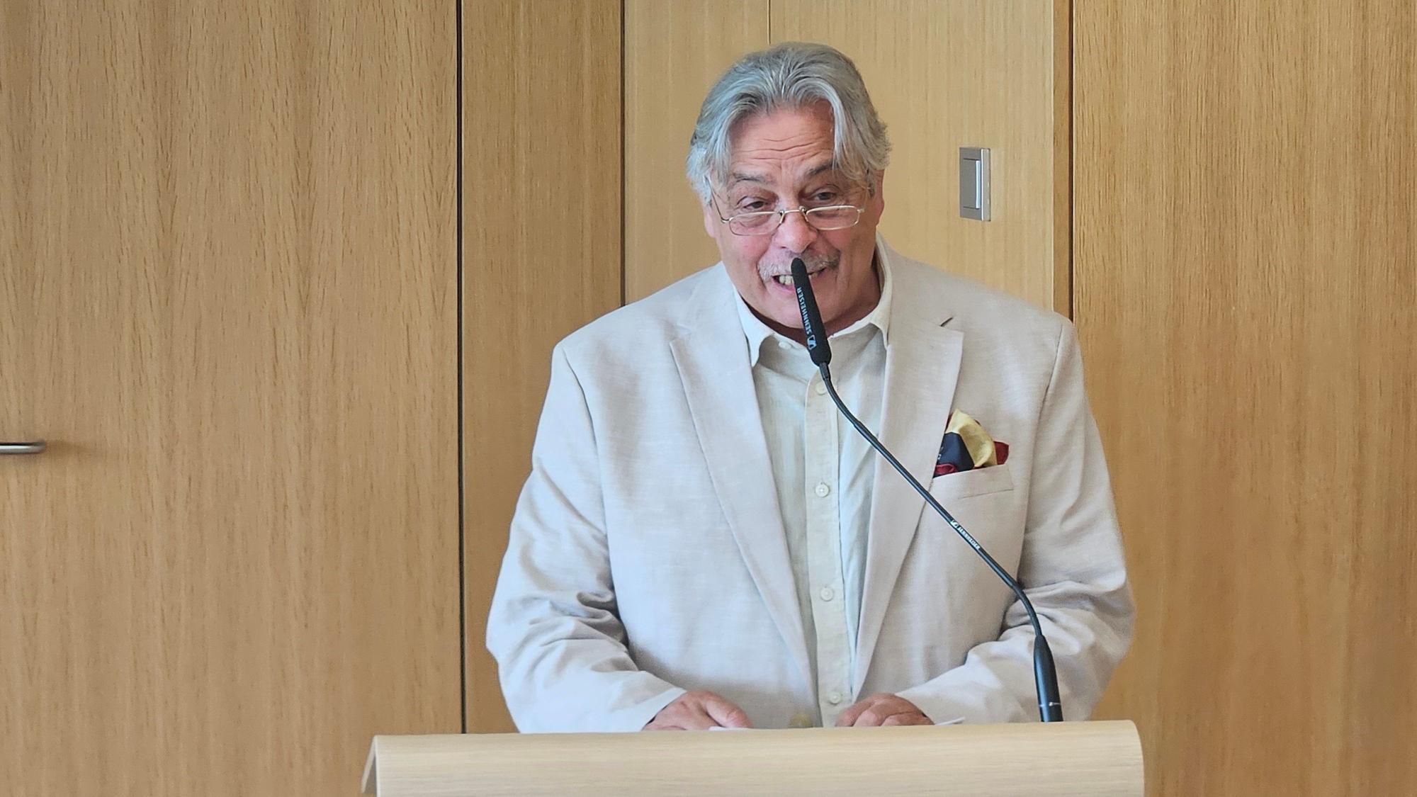 Christian Pfeil steht am Rednerpult.