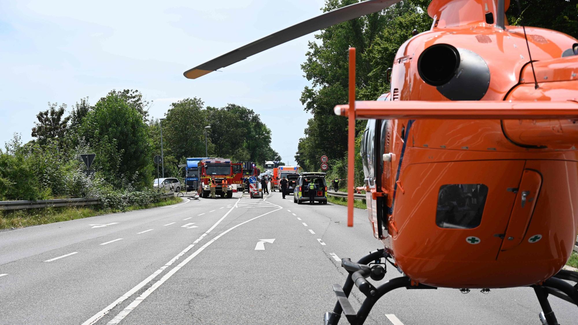 Ein Rettungshubschrauber ist auf der Straße gelandet, vor ihm ein Unfall.