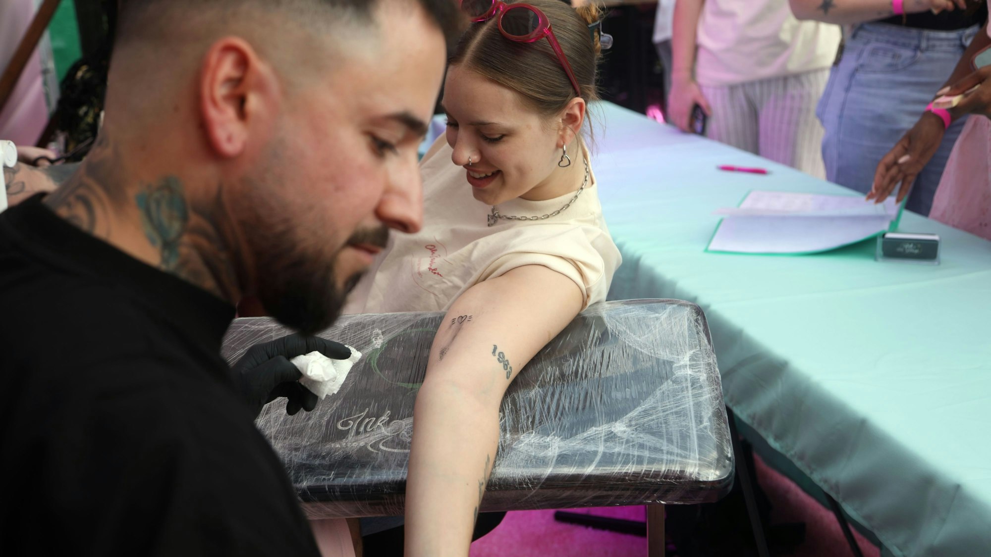 Die Gäste können sich tätowieren oder schminken lassen.