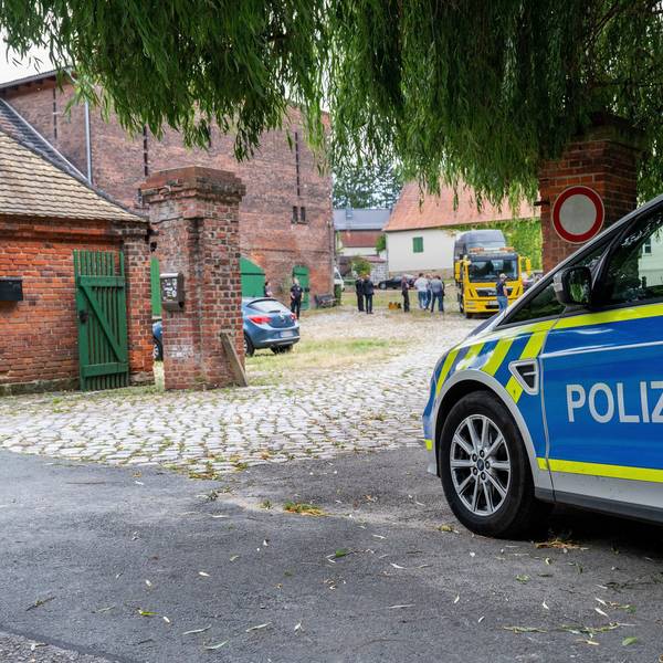 Ein Polizeiauto steht vor dem Rittergut des früheren AfD-Vorsitzenden von Sachsen-Anhalt, Poggenburg.