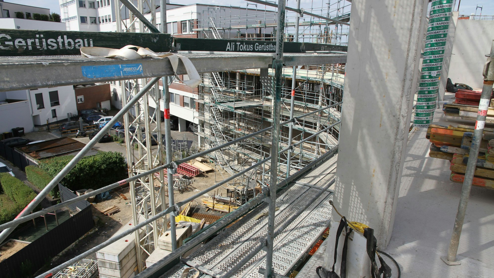 Blick von einer eingerüsteten Baustelle in einen Hinterhof.