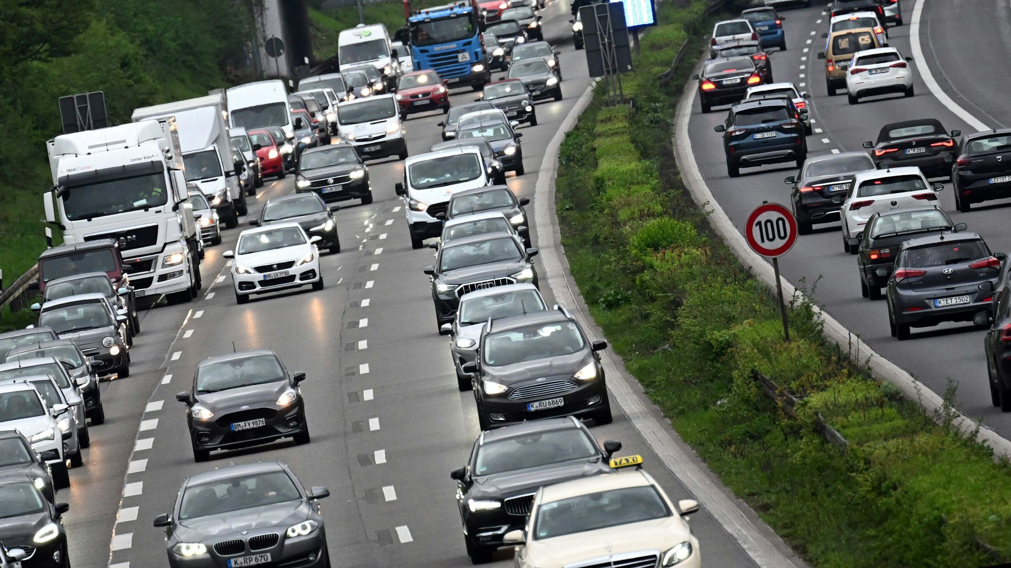 Autos fahren im Berufsverkehr am Morgen über die Autobahn 57.