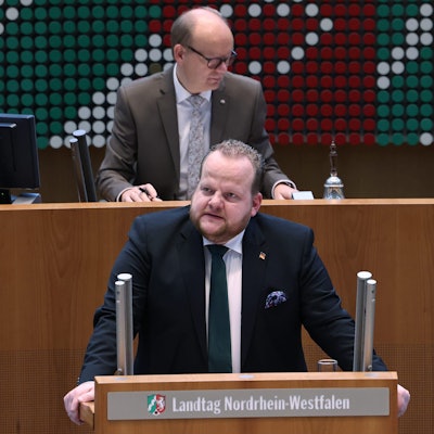 Sven Tritschler, AfD-Abgeordneter, spricht im Landtag. Im Hintergrund sitzt André Kuper (CDU), Landtagspräsident.