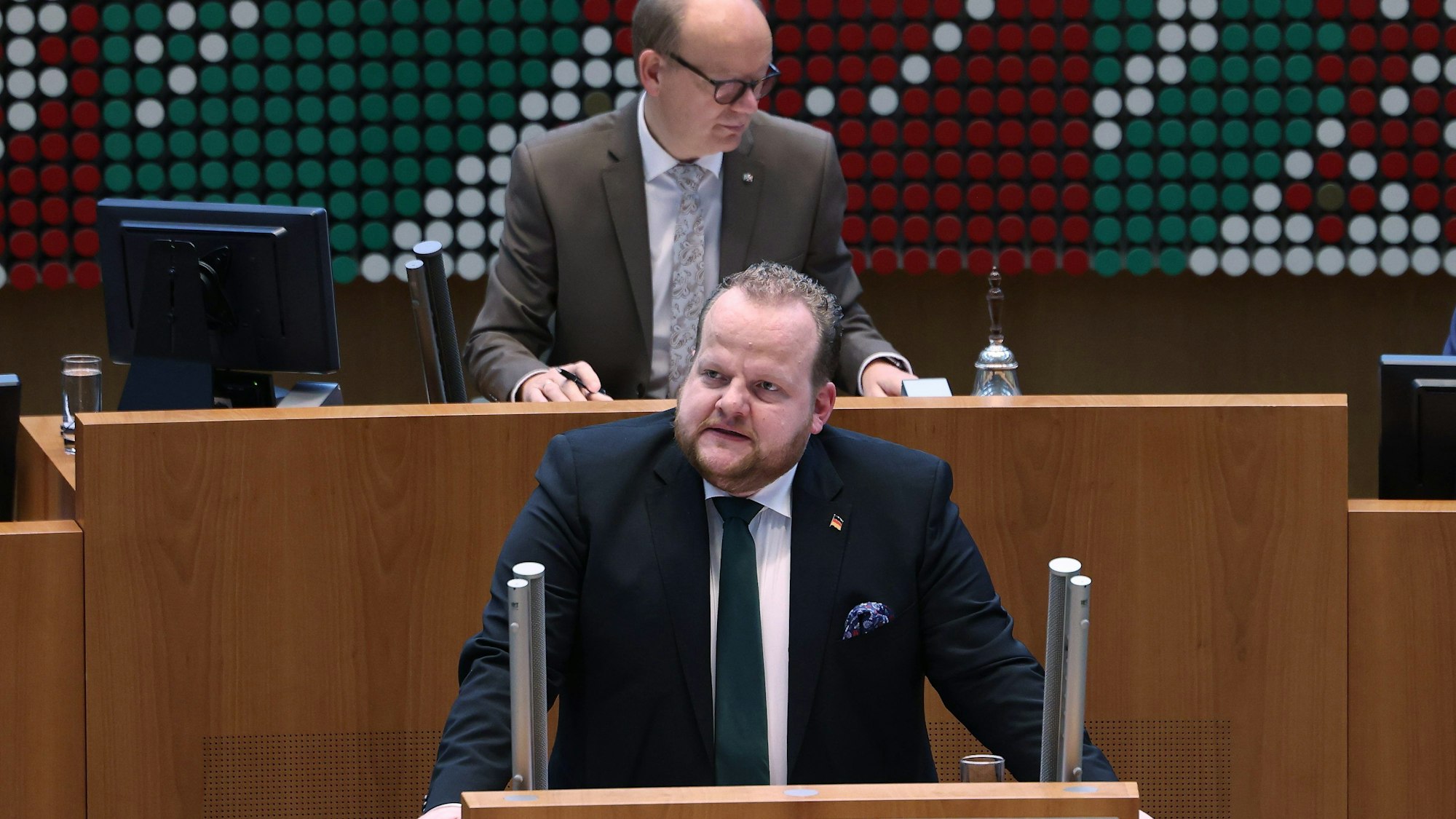 ARCHIV - 30.03.2023, Nordrhein-Westfalen, Düsseldorf: Sven W. Tritschler, AfD-Abgeordneter, spricht im Landtag zum Thema Finanzierung der öffentlich-rechtlichen Medien. Im Hintergrund sitzt André Kuper (CDU), Landtagspräsident. (zu dpa: «Ärger für AfD-Abgeordneten nach Kranzniederlegung in Namibia») Foto: David Young/dpa +++ dpa-Bildfunk +++