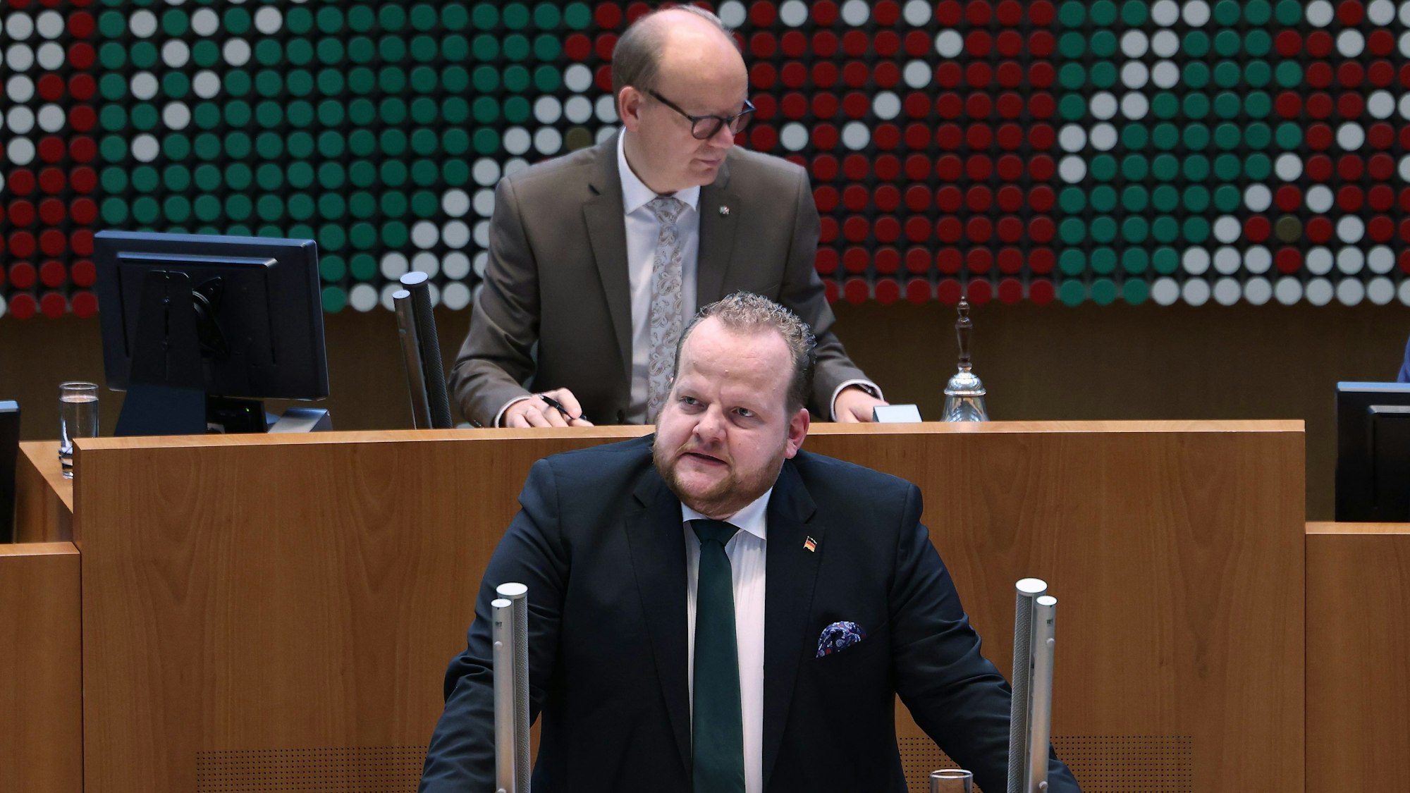Sven Tritschler, AfD-Abgeordneter, spricht im Landtag. Im Hintergrund sitzt André Kuper (CDU), Landtagspräsident.