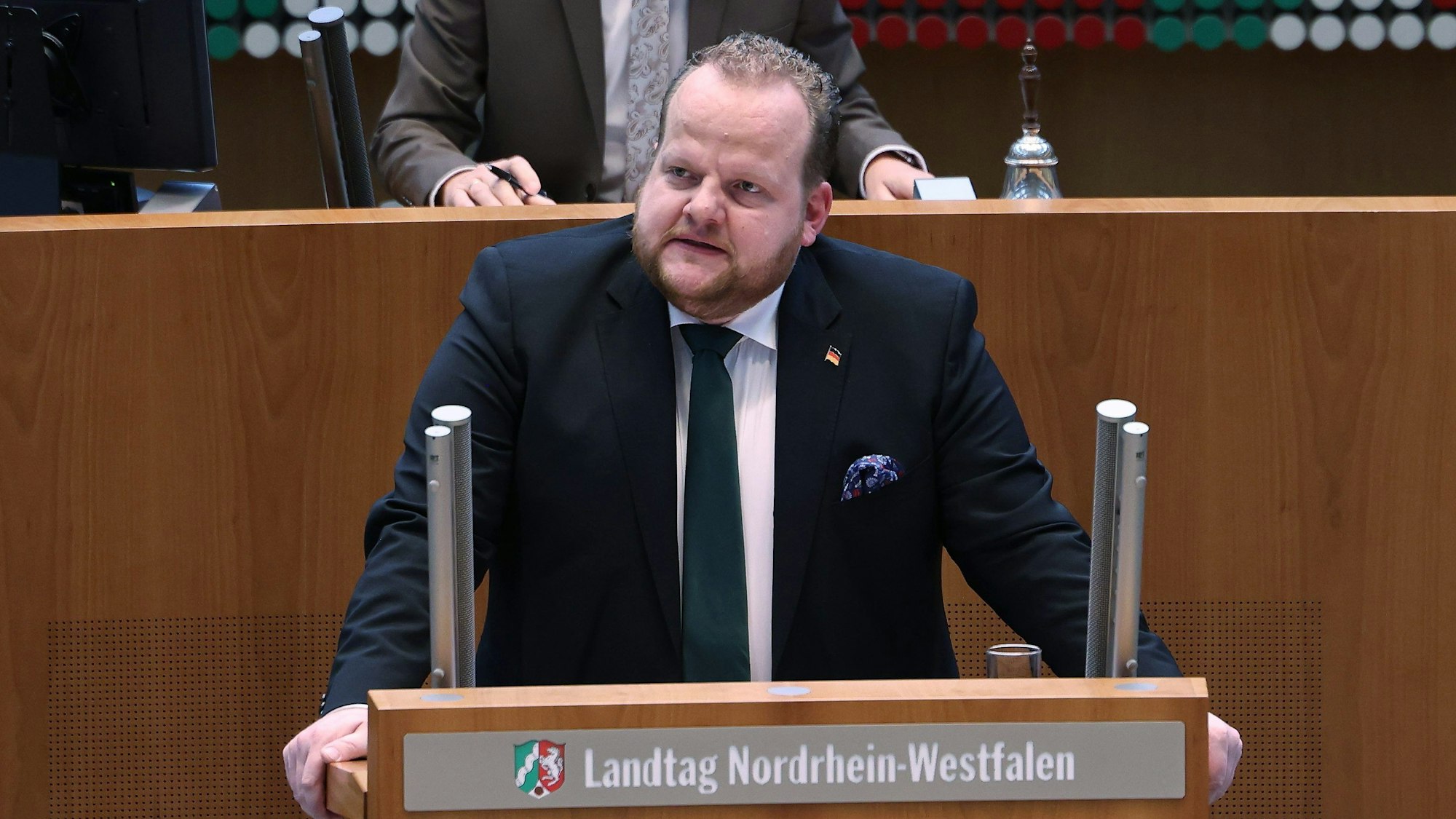 Der Kölner AfD-Landtagsabgeordnete Sven W. Tritschler steht während einer Rede am Pult des Landtags in Düsseldorf.