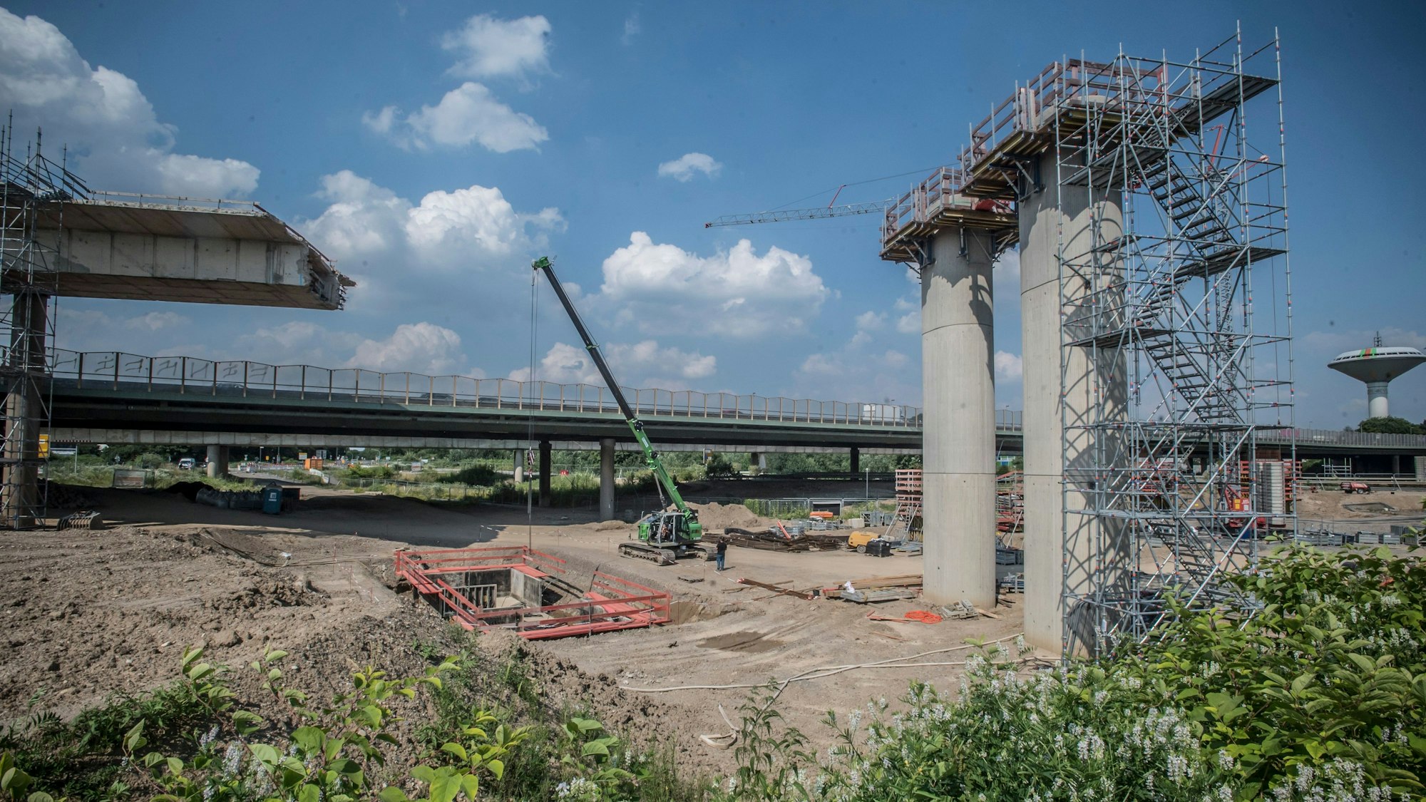 Im Kreuz Leverkusen-West wird gearbeitet.