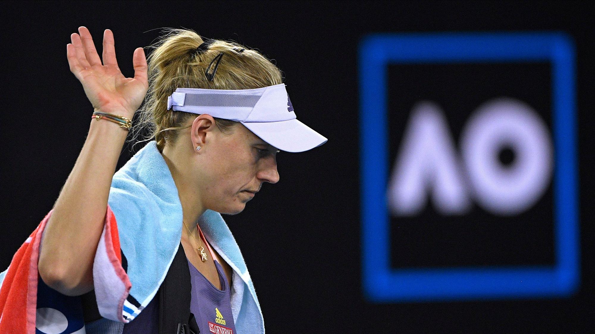Angelique Kerber winkt, als sie nach einer Niederlage den Platz verlässt.