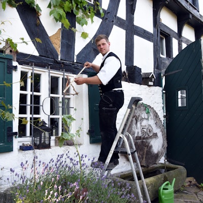 Der Zimmerer Lars Blechmann vermisst Fenster an dem Fachwerkhaus in Kempershöhe.