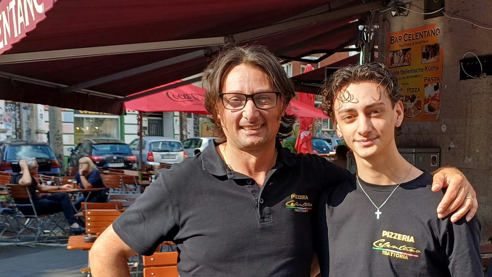 Salvatore und Francesco Santamaria vor der Bar Celentano