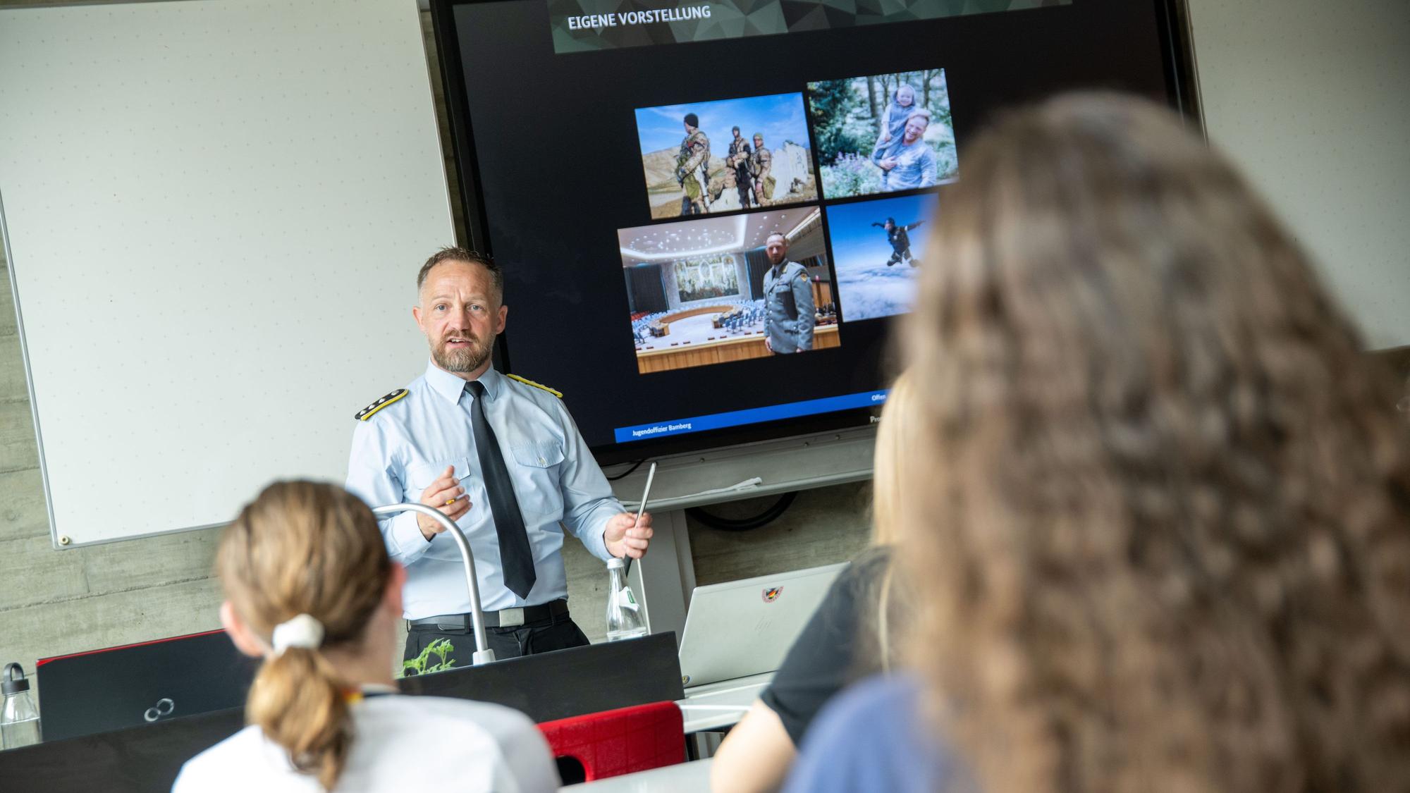 Jugendoffizier Dhany Sahm spricht vor einer Schulklasse in Bamberg.