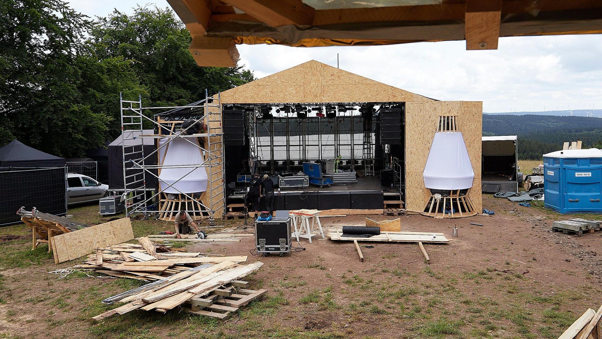Am Weißen Stein in Hellenthal-Udenbreth wird eine Musikbühne aufgebaut. Die Dekoration fehlt noch.