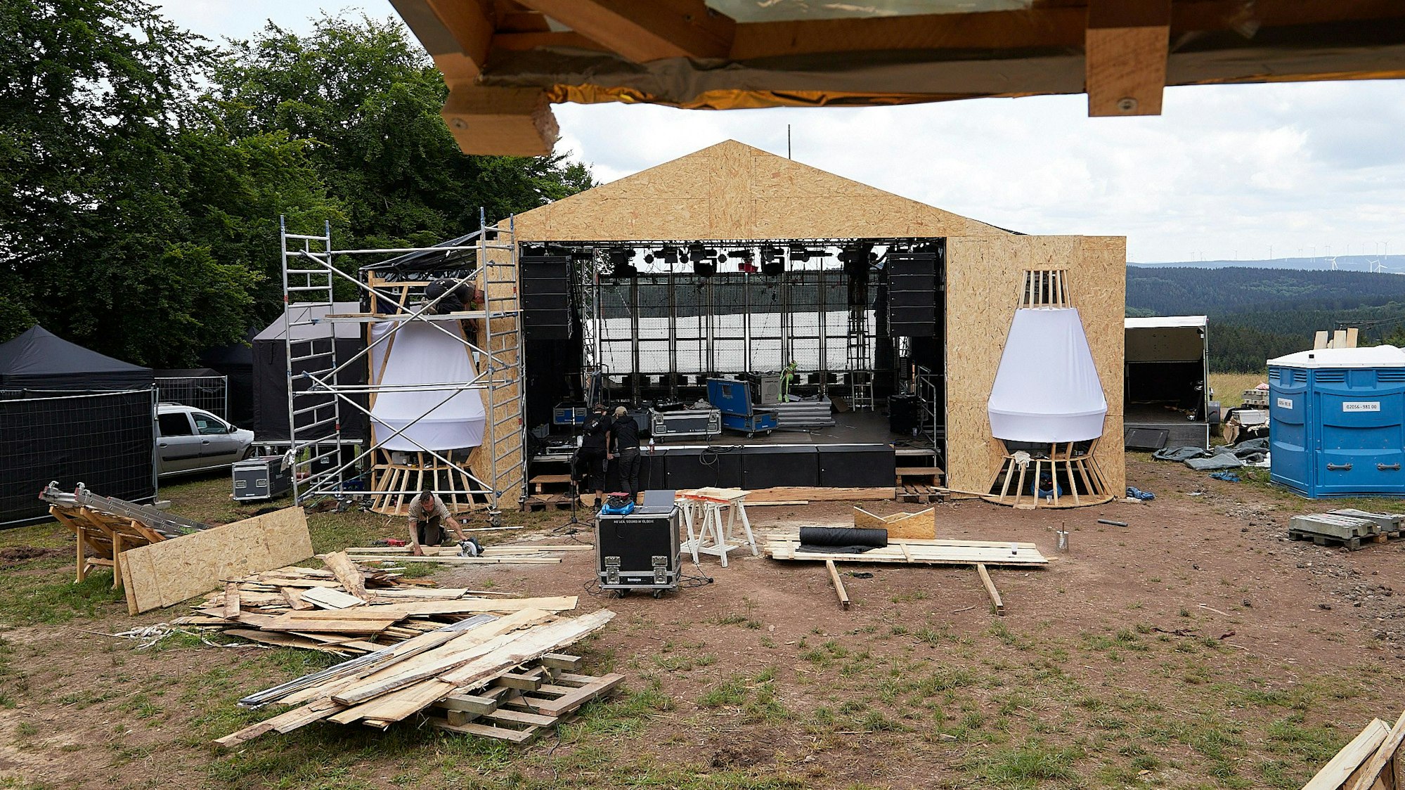 Am Weißen Stein in Hellenthal-Udenbreth wird eine Musikbühne aufgebaut. Die Dekoration fehlt noch.