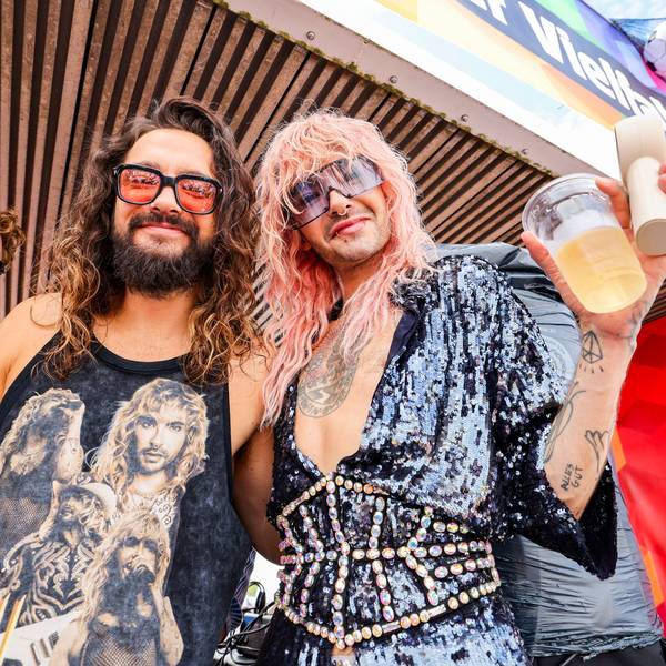 Die Brüder Tom Kaulitz (l) und Bill Kaulitz feiern auf einem Wagen beim CSD in Köln.