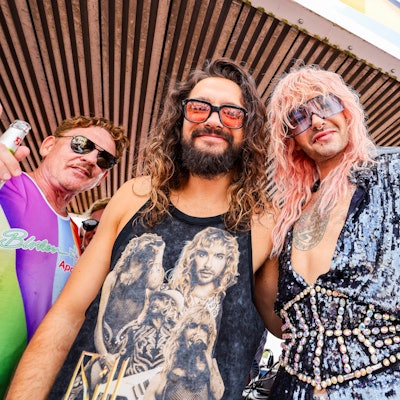 Die Brüder Tom Kaulitz (l) und Bill Kaulitz feiern auf einem Wagen beim CSD in Köln.