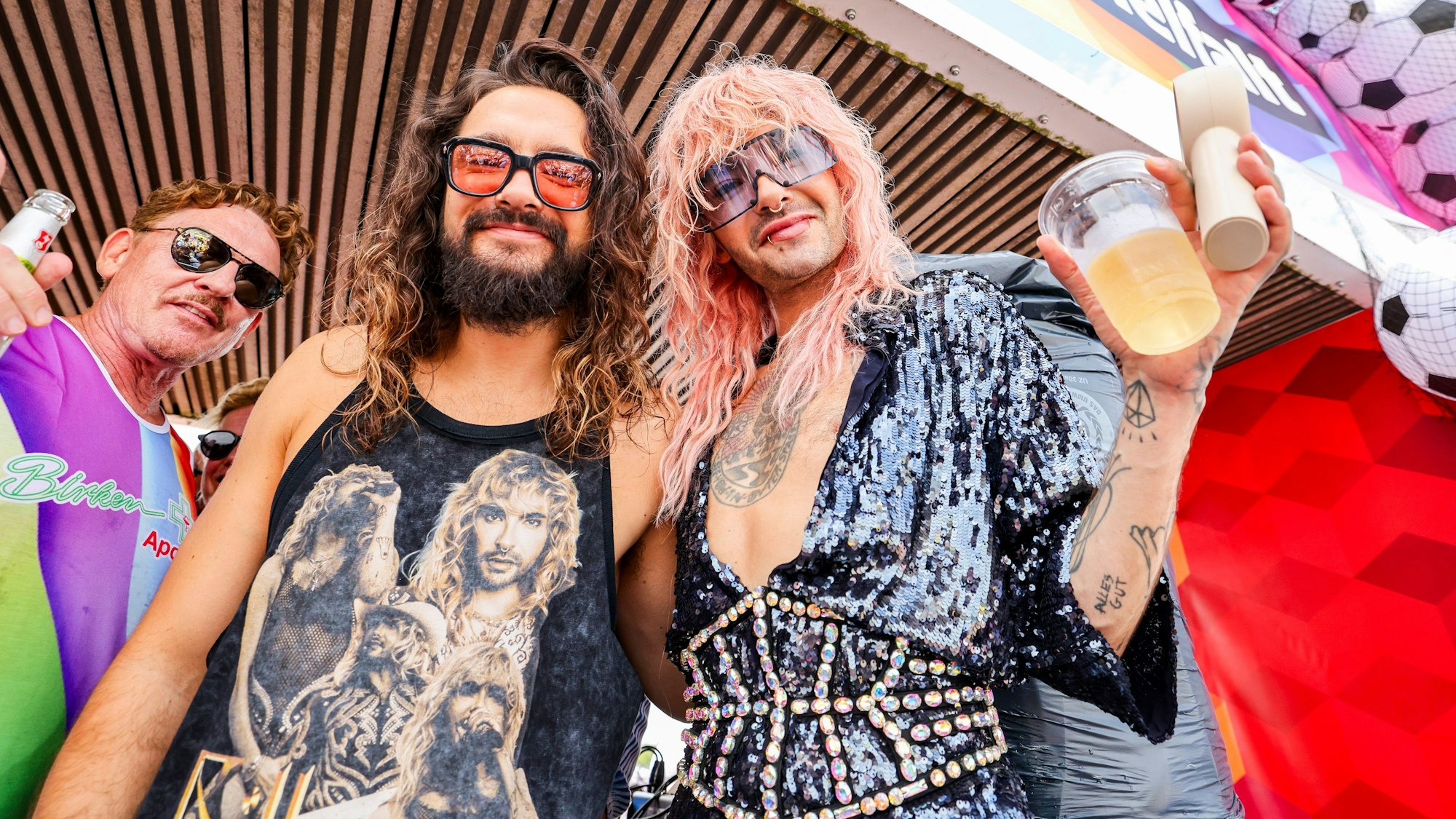 Die Brüder Tom Kaulitz (l) und Bill Kaulitz feiern auf einem Wagen beim CSD in Köln.