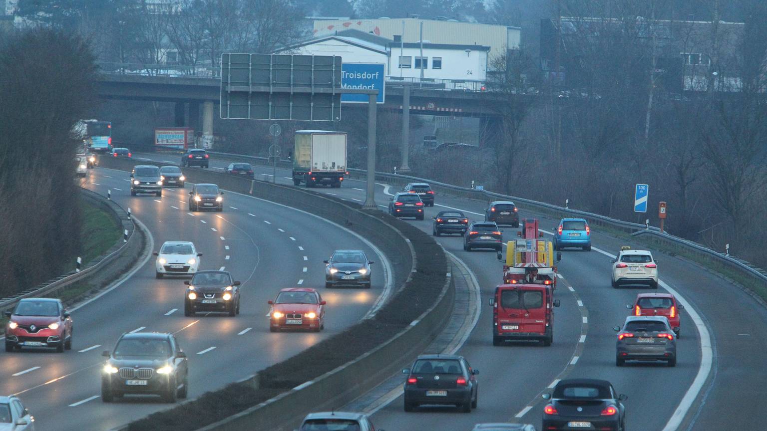 Wegen der Sperrung der Auffahrt auf die A3 im Januar 2023 am Autobahnkreuz Bonn/Siegburg (hier mit dem Hinweisschild auf der A 560 bei Hennef), versuchten im Berufsverkehr viele Autofahrer, auf die A 59 auszuweichen (Archivfoto).