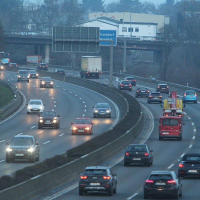 Wegen der Sperrung der Auffahrt auf die A3 im Januar 2023 am Autobahnkreuz Bonn/Siegburg (hier mit dem Hinweisschild auf der A 560 bei Hennef), versuchten im Berufsverkehr viele Autofahrer, auf die A 59 auszuweichen (Archivfoto).