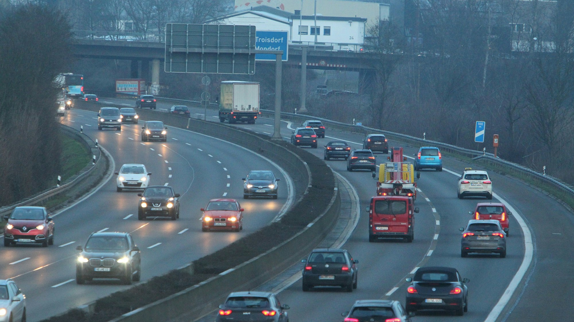 Wegen der Sperrung der Auffahrt auf die A3 am Autobahnkreuz Bonn/Siegburg (hier mit dem Hinweisschild auf der A 560 bei Hennef) versuchen im Berufsverkehr viele AUtofahrer auf die A 59 auszuweichen. zwei Bilder zur Auswahl bei Troisdorf in Fahrtrichtigun Köln.