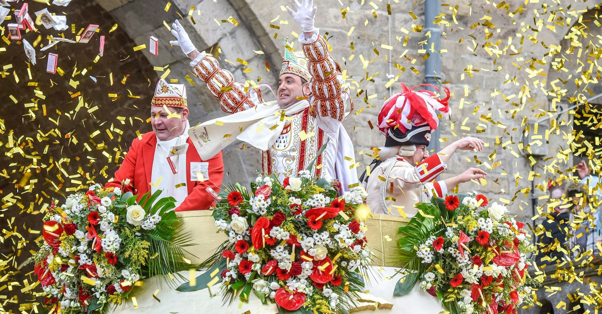 Marc Michelske als Prinz im Konfettiregen auf seinem Wagen.