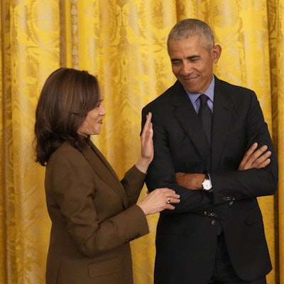 Kamala Harris und Barack Obama, hier bei einem gemeinsamen Termin im Jahr 2022, stehen laut US-Medien in Kontakt.