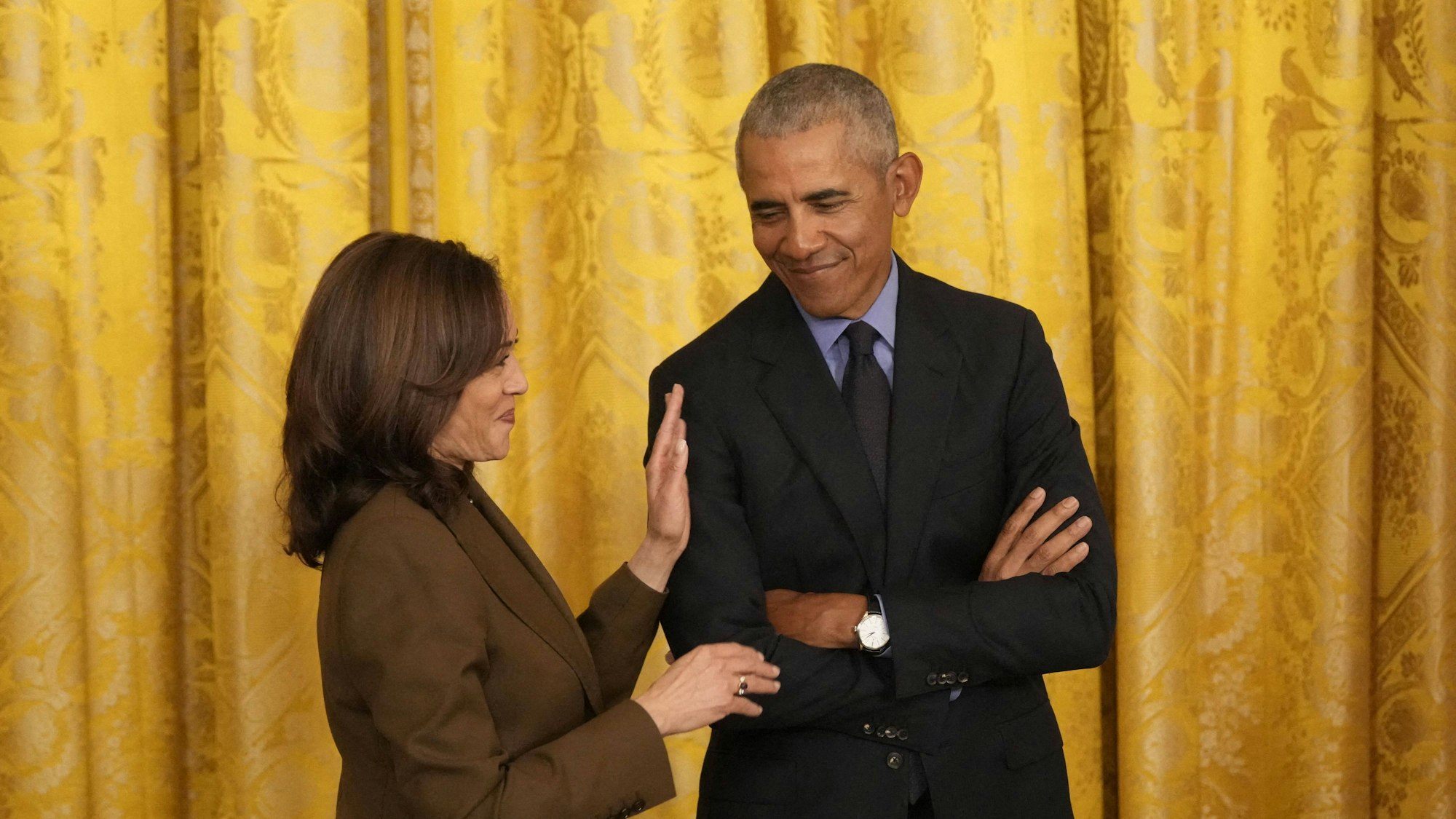 Kamala Harris und Barack Obama, hier bei einem gemeinsamen Termin im Jahr 2022, stehen laut US-Medien in Kontakt.