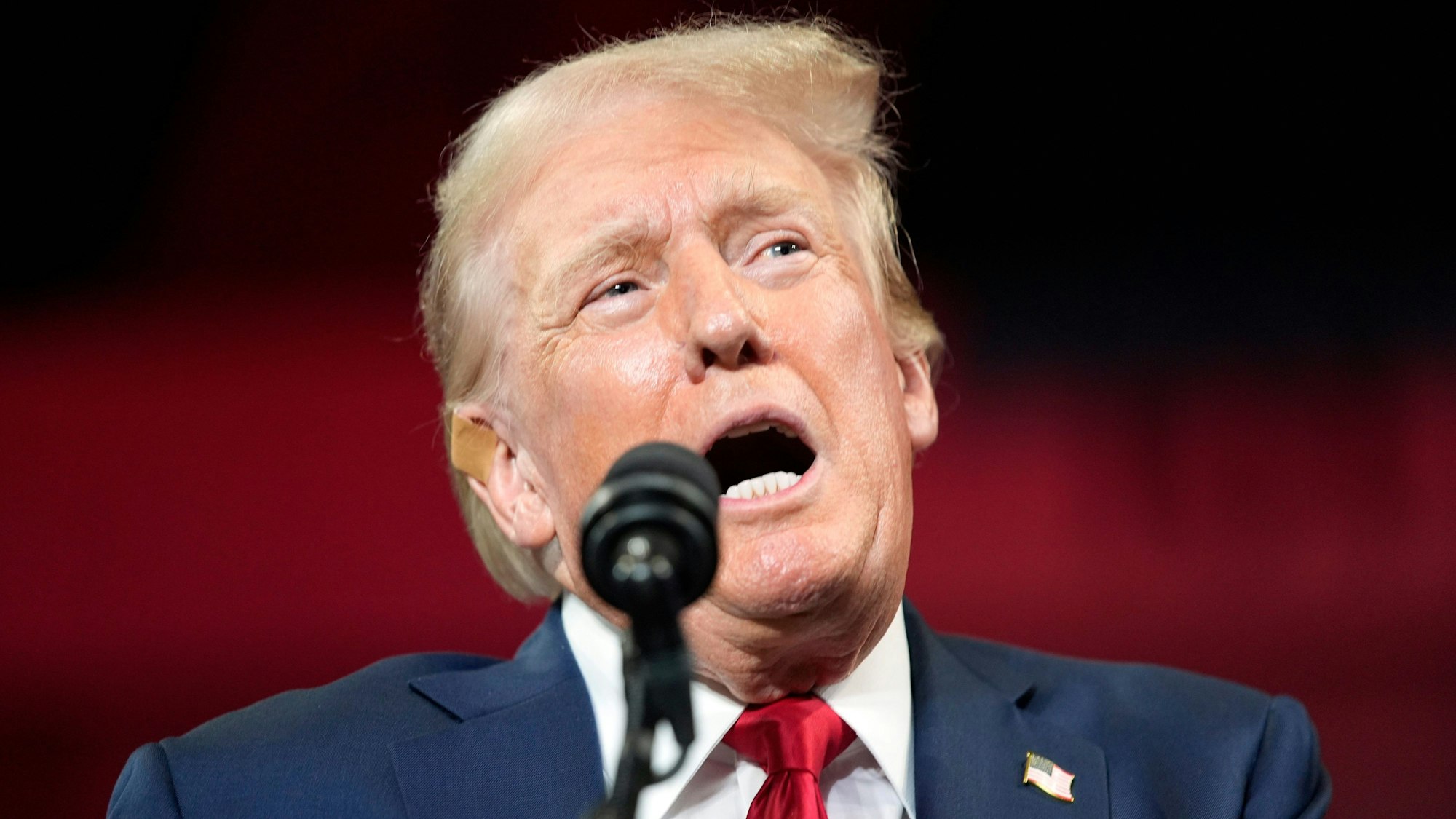 Der frühere US-Präsident Donald Trump spricht bei einer Wahlkampfveranstaltung im US-Bundesstaat North Carolina.