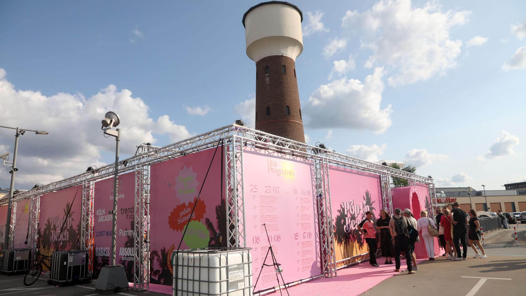 Auf dem obersten Parkdeck der Köln Arcaden ist die „Pop-up-Beach“-Strandbar bis zum 18. August 2024 aufgebaut.