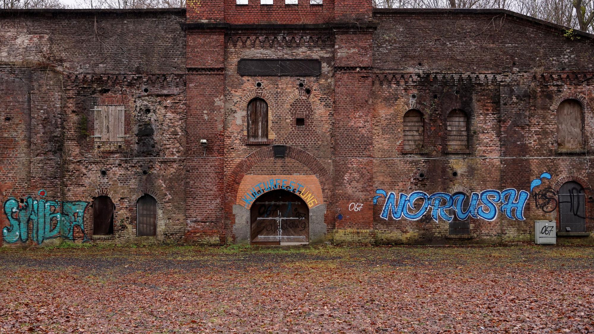 Blick auf das Fort XI. Philipp Minettos vom Rosarot e.V. will die alte Festungsanlage für kulturelle und soziale Zwecke nutzen.