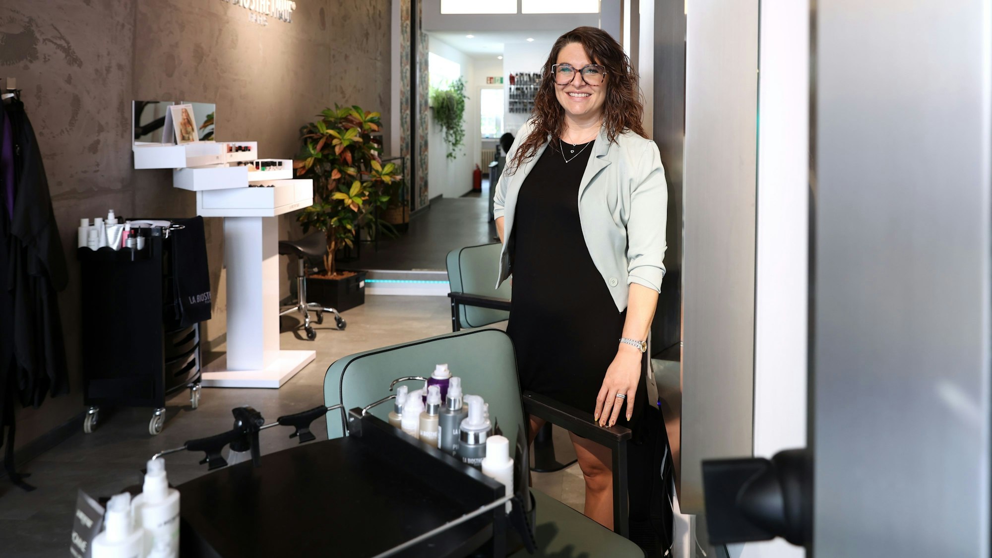 Die Kölnerin Jenni Mathissen ist Friseurmeisterin in Köln und hat sich vor eineinhalb Jahren selbständig gemacht.