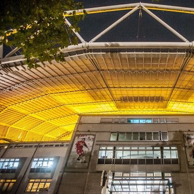 Bay-Arena: Bayer 04 lässt nachts den Rasen mit Wachstumslampen bestrahlen, das gelbe Streulicht zeigt es.