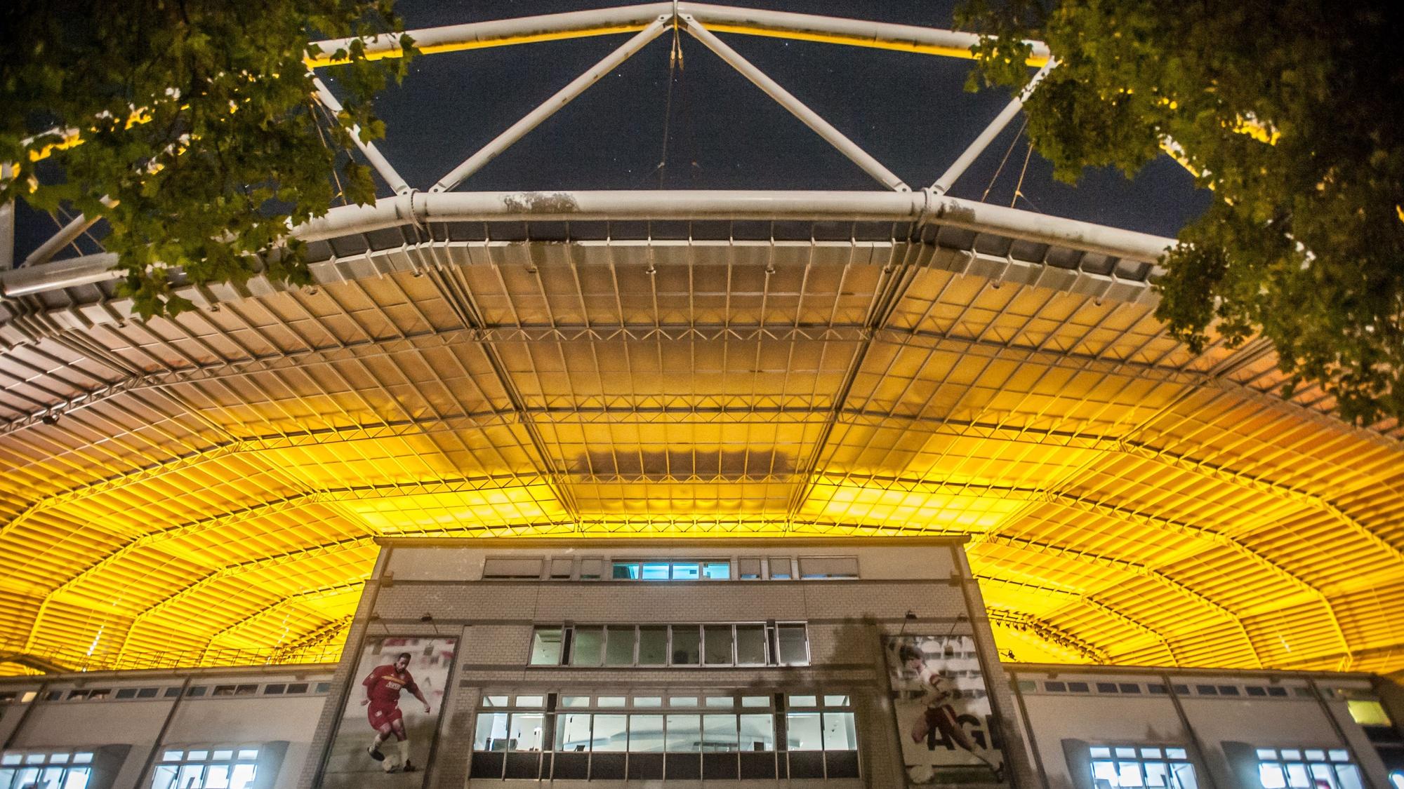 Bay-Arena: Bayer 04 lässt nachts den Rasen mit Wachstumslampen bestrahlen, das gelbe Streulicht zeigt es.