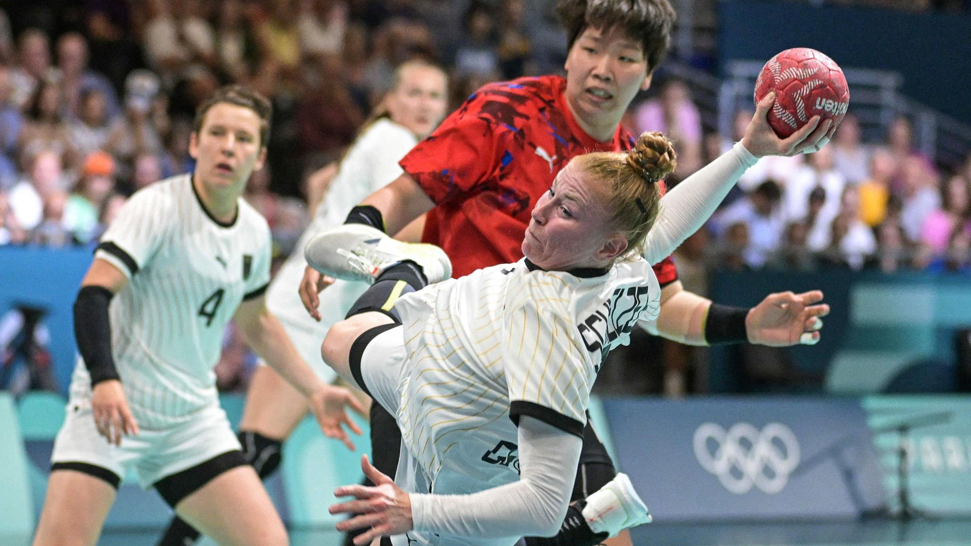 Meike Schmelzer versucht im Spiel gegen Südkorea ein Tor zu erzielen.