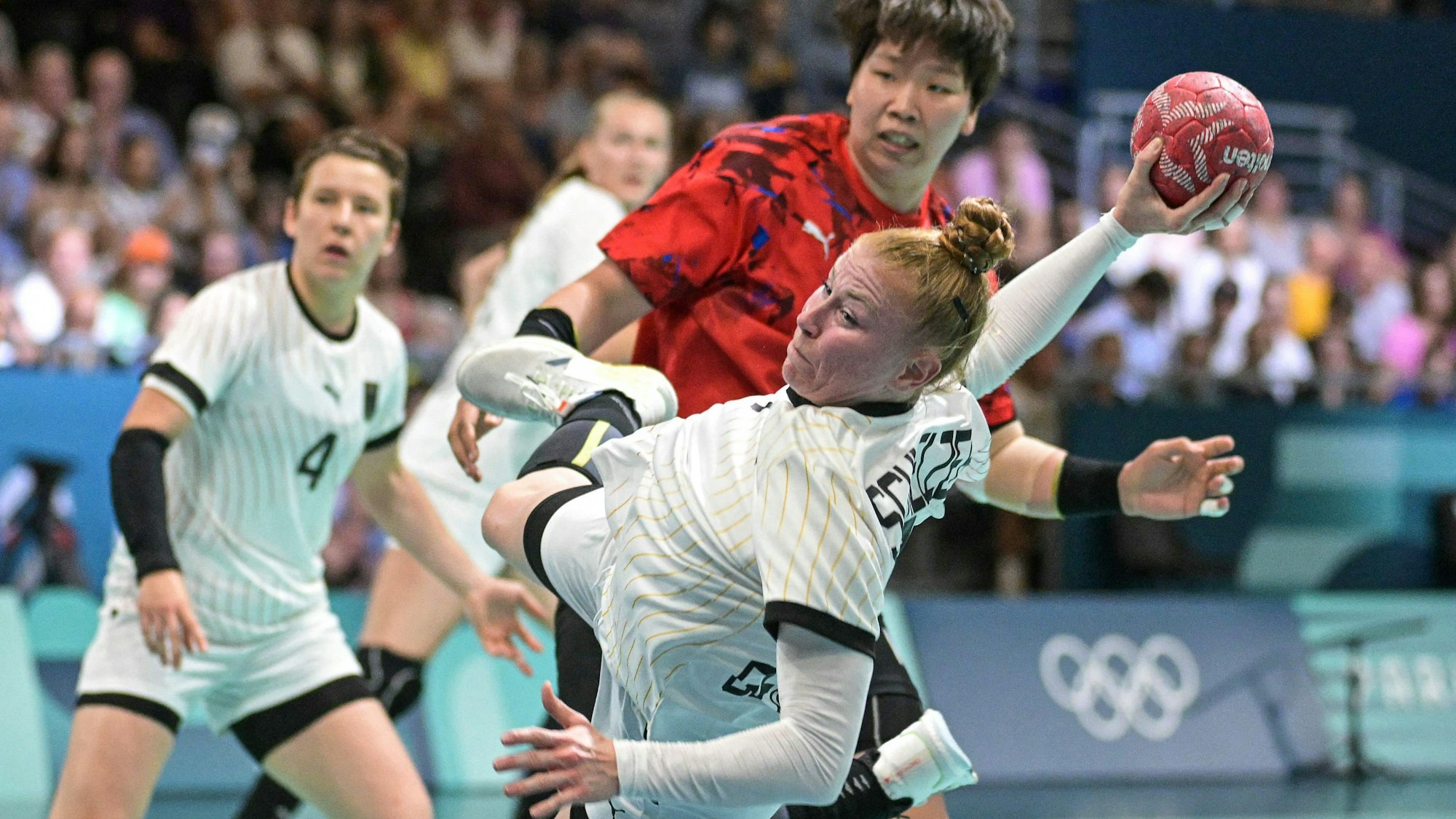 Meike Schmelzer versucht im Spiel gegen Südkorea ein Tor zu erzielen.